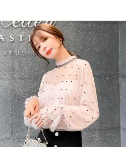 kudapy เสื้อสีชมพูอ่อนผ้ามุ้ง ลายจุดเล็กๆๆสีดำ แขนยาว ปลายแขนเสื้อจั๊ม แขนเสื้อเป็นผ้ามุ้งซ้อนกัน 2 ชั้น