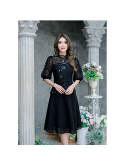 kudapy เดรสสั้นสีดำ ลูกไม้ปักเลื่อมดีไซน์ต่อกระโปรงชิฟฟ่อนพริ้วๆ ช่วงคอเสื้อดีไซน์คอคั้งด้วยเชิงผ้าลุกไม้