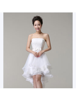 kudapy เดรสสั้นสีขาว เกาะอก หน้าสั้นหลังยาว งานสวย แต่งลูกไม้ช่วงอกและปลายกระโปรง กะโปรงผ้าแก้ว