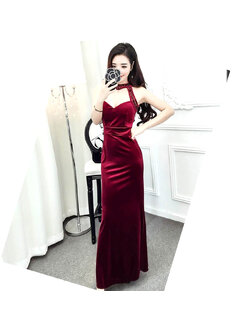 kudapy เดรสยาวออกงานสีไวน์แดง ผ้ากำมะหยี่ แต่งดีเทลคล้องคอเว้าอก ทรงเซ็กซี่สวยหรูหรา
