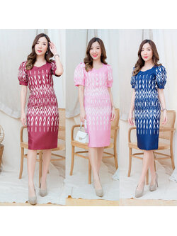 kudapy เดรสสั้นผ้าไทยแขนตุ้กตาสีชมพู/สีกรม/สีแดง คอวีเหลี่ยม แต่งกระดุมหน้า ผ้าลายไทย ซิบหลัง