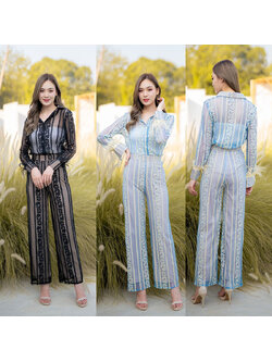 kudapy ชุดเซทสีฟ้า/สีดำ เสื้อติดกระดุมด้านหน้า กางเกงขายาวทรงกระบอกผ้าซีทรูลายลูกไม้ ตกแต่งด้วยขนนกปลายแขน มีซับเฉพาะส่วนของกางเกง