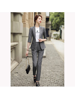 kudapy ชุดสูททำงานผู้หญิงสีเทาแขนสามส่วนพร้อมกางเกง จุดเด่นของชุดนี้คือสีชุดเน้นความสุภาพเรียบง่าย