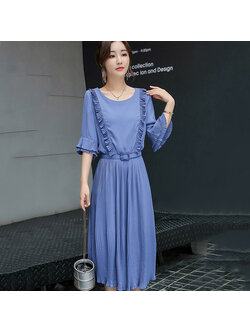 kudapy เดรสยาวคลุมเข่าคอกลมสีฟ้าคราาม แขน3ส่วนปลายแขนระบาย2ชั้น ด้านหน้าตกแต่งด้วยระบายอัดพลีท2ข้าง กระโปรงอัดพลีทรอบตัว