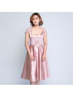 kudapy ชุดออกงานราตรีสั้นสีชมพู ไหล่แต่งผ้าตาข่าย กระโปรงทรงบานคลุมเข่า สวยหวาน เรียบหรูดูแพง สวยสง่า