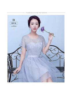 kudapy เดรสราตรีสีเทา ออกงาน อกผ้าลูกไม้คอกลมซีทรู แขนสั้นตัวชุดลายดอกไม้ ช่วงเอวคาดผ้าปักผีเสื้อ ซิบด้านข้างลำตัว