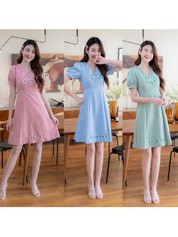 kudapy เดรสสั้นสีชมพู/สีเขียว/สีฟ้า คอวีผ้าพื้นอกหัวใจ