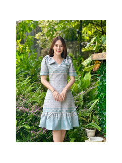 kudapy เดรสสั้นผ้าลายไทยสีฟ้าอมเขียวพิมพ์ลายไทย แต่งโบว์ที่ไหล่ อัดกาวทั้งชุด ใส่สบายค่ะ