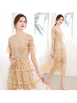 kudapy เดรสยาวสีครีม ผ้าโปร่งปักด้ายสีทอง ชมพูและสีดำลายวงรีเล็กๆ