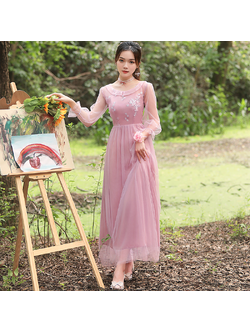 kudapy ชุดราตรียาวออกงานสีถั่วแดง แขนซีทรู ตัวเสื้อปักลายดอกไม้ ซิบด้านข้างลำตัว สม๊อกหลัง กระโปรงผ้าโปร่ง มีซับใน