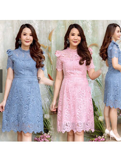 kudapy เดรสลูกไม้สีชมพู/สีฟ้าคราม แขนสั้นแต่งระบายตรงหัวไหล่ เนื้อผ้าลูกไม้ทอลายสวยๆ กระโปรงทรงเอบานชายเล็กน้อย ใส่สบาย