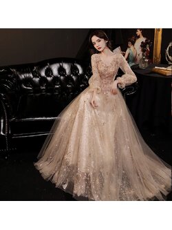 kudapy (พรีออเดอร์ 15-30 วัน) ชุดราตรีไปงาน ชุดราตรียาวคอวีสีแชมเปญ ปักกลิสเตอร์ด้านหน้าอก แขนทรงตุ๊กตาจั้มปลายแขน ซับในเป็นผ้าซาตินใส่สบายด้านนอกเป็นผ้าซีทรูพริ้วบางทรงสวยเข้ารูปเก็บเอวทรงสวย งานมีซับในซิปหลังอย่างดี