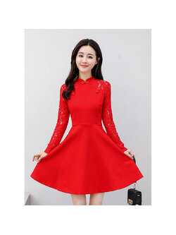 kudapy เดรสสั้นสีแดง คอจีนแขนยาว ทรงเข้ารูป ตัดแต่งผ้าลูกไม้ ซีทรูแขนและหลังตัวชุดเป็นผ้าสแปนเด็กซ์ ผ้านิ่ม