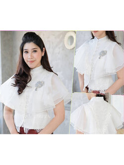 kudapy เสื้อลูกไม้ สีขาว/สีม่วง/สีชมพูอ่อน แต่งระบายรอบไหล่ เก็บเอวเข้าทรง งานสวยมาก