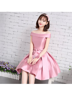 kudapy ชุดราตรีสั้นผ้าซาตินสีชมพู เดรสปาดไหล่ทรงสวย เอวเข้ารูปกระโปรงบาน ฟองน้ำเสริมที่อก ซับในอย่างดี