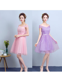 kudapy ชุดเดรสสั้นเปิดไหล่ สีม่วง/สีครีม ชุดไปงานแต่งแขนกุด กระโปรงบาน เอวเข้ารูป สม็อคหลังยืดได้ตามตัว