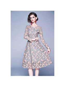 kudapy เดรสสั้นสีเทา ผ้าลูกไม้ แซมสีชมพูลายใบไม้ คอกลม แขนยาว กระโปรงทรงเอบาน สวยดูดี