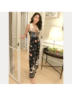 kudapy จั๊มสูทขายาวสีครีมดำ ด้านบนเป็นสีพื้น มีสายไขว้หน้า เนื้อผ้าพิมพ์ลายรอบตัว มีซับในและซิปหลัง