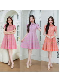 kudapy เดรสไทยทรงบานแขนกลีบบัวคอจีนแบบตั้งเล็กๆพร้อมผูกโบที่คอเสริมลุคให้ดูน่ารักมีสไตล์หวานผสมวินเทจ