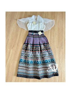 kudapy ชุดเซ็ทเสื้อผ้าแก้วสีขาว ทรงระบายปีกค้างคาว ดีเทลแขนระบาย ซิปหลัง อัดกาว มีซับใน+กระโปรงผ้าทอ จับจีบทวิส ซิปหลัง อัดกาว แต่งกระดุมหน้า