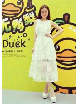 kudapy เดรสผ้าถักโครเชต์แขนกุดสีขาว แต่งระบายช่วงหน้าอกและเอว มาพร้อมสายเดี่ยวซับใน มีซิบด้านหลังช่วงกระโปรง