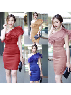 kudapy เดรสสั้นไหล่เฉียง แต่งระบายผ้าแก้ว ตัวเดรสงานผ้าซาร่า มีซิปข้าง ตีเกล็ดหน้า-หลัง เอวไม่สม็อค