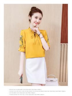 เสื้อสีเหลืองมัสตาร์ด ผ้าคอตตอนทอเนื้อดีมาก แขนเสื้อปักลายดอกกุหลาบ ปลายแขนเสื้่อจั๊ม