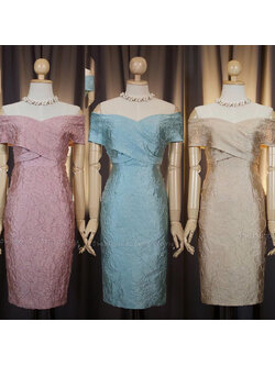 kudapy ชุดราตรีสั้นเปิดไหล่สีชมพู/สีฟ้า/สีทอง/สีแดงไวน์/สีกรมท่า/สีเขียวเข้ม เดรสเปิดไหล่ อกไขว้ แถบผ้าใหญ่ ใส่ไปงานไหนก็รอด ใส่ผอมมาก พรางแขนทรงเข้ารูป พรางสัดส่วน