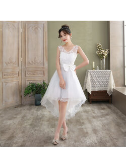 kudapy ชุดราตรีออกงานสีขาว คอวีแต่งด้วยผ้าดอกไม้ ช่วงเอวประดับโบว์ สม๊อคหลัง มีฟองน้ำซับในบางๆช่วงหน้าอกให้ชุดดูเป็นทรง