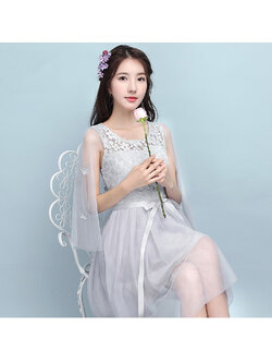 kudapy ชุดราตรีสั้นสีเทา แขนกุด แต่งโบว์ที่ไหล่ คอกลม ช่วงบนผ้าลูกไม้เย็บติดด้วยผ้าซีทรู