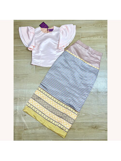 kudapy เซตเสื้อสีชมพูอ่อนผ้าไหมแต่งระบายแขน+ผ้าถุงลายไทยสีเทาตัดทองพิมพ์ลายสวยเรียบหรู ดูแพงมาก ดีไซส์น่ารักๆๆใส่ได้ทุกโอกาส
