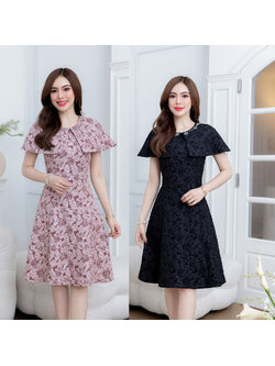 kudapy เดรสผ้าแจ็คกาด สวยหรู มีดีเทลตอกเพชรช่วงคอ เป็นทรงคลุมไหล่