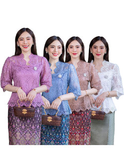 kudapy เสื้อสีม่วง/สีขาว/สีน้ำตาล/สีฟ้า ใช้ผ้าลูกไม้เนื้อนิ่มลวดลายสวยงาม ช่วงตัวเสื้อตกแต่งระบายทั้งด้านหน้าและด้านหลัง เสื้อมาพร้อมซับในเนื้อดีในตัว