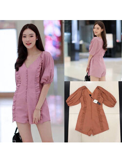 kudapy จั๊มสูทขาสั้นสีชมพูอมม่วง/ส้มอิฐ แขนพองนิดๆ มีระบายหน้า และเย็บกระดุมเรียง