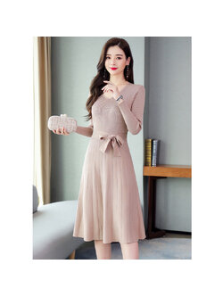 kudapy เดรสสั้นสีครีมอมน้ำตาล ไหมพรม คอวี แขนยาว สายผูกเอว กระโปรงทรงเอ สวยเรียบดูดี