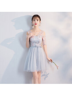 kudapy เดรสราตรีออกงานสีเทา ตัวเสื้อปักลายดอกไม้สีชมพูอ่อน