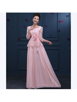 kudapy ชุดราตรียาวสีชมพูโอโรส ลูกไม้ฉลุ แต่งระบายช่วยพรางหน้าท้อง พร้อมเข็มกลัดดอกไม้ช่วงเอว