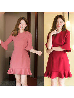 kudapy เดรสสั้นสีแดง/สีชมพู ทรงแขนกระดิ่ง ตัดต่อเอว จับเกล็ดเข้ารูป ระบายชายพลิ้วๆ