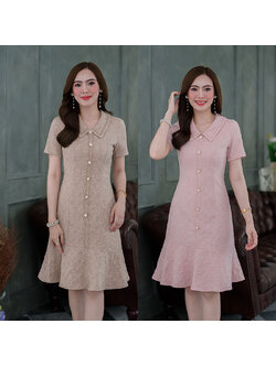 kudapy เดรสสั้นสีชมพู/สีครีมน้ำตาลคอปก ผ้าทอลายใบไม้ ผ้านูนสวยมีมิติ มีดีเทลแต่กระดุมมุกและลูกไม้แต่ง เป็นขอบปก และแนวกระดุม ทรงเรียบๆ ชายกระโปรงระบาย ตีเกล็ดยาว