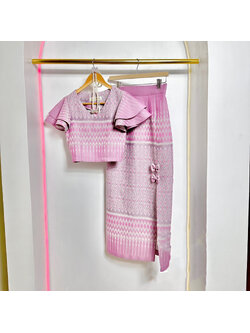 kudapy ชุดเชทผ้าฝ้ายสีชมพูเสื้อ+ผ้าถุงทอลาย สวยหวาน ทอลายขอ เสื้อทรงคอวี แขนระบาย 2 ชั้น แพทเทริน์น่ารัก อัดกาว มีซิปหลัง