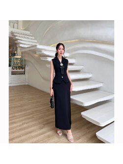 kudapy ชุดเซ็ทเสื้อแขนกุดกับกระโปรงยาวสีดำ ตัวเสื้อคอปก กระดุมจริงสีทองรูปหัวใจ มีซับในอย่างดี