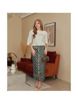 kudapy ชุดเซทเสื้อผ้าไหมแพรทิพย์สี่เส้นเนื้อเงาสวย ผ้าใส่สบายไม่ร้อน ไม่ยับ อัดกาวทั้งตัว ทรงแขนกล้วยไม้ /ผ้าถุงทอลายบุพเพสันนิวาศ อัดกาว ตะขอ และ ซิปหลัง