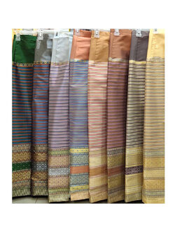 kudapy ผ้าถุงทอลายไทย 8 สี ลายสวยมาก (เอวสามารถปรับตะขอได้) เนื้อผ้าเนื้อดีมากค่ะ เนื้อผ้าไม่หนามาก