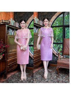 kudapy เดรสสั้นสีชมพู/สีม่วง ผ้าไหมญี่ปุ่นดีไซน์คลุมไหล่ ผ้าไหมอัดกาว ช่วงบนเป็นงานผ้าลูกไม้ปักลายดอกไม้