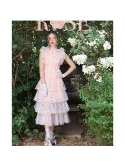 kudapy เดรสลูกไม้ยาวสีชมพู ทรงเข้ารูป ผ้าตาข่ายปักลายลูกไม้ปะการัง แต่งระบายรอบคอและวงแขน มีซิปหลัง