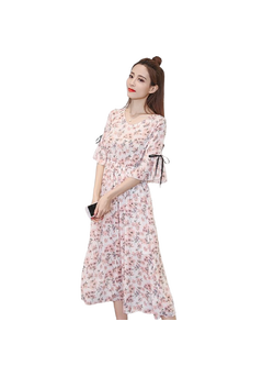 kudapy เดรสยาวแขน3ส่วนพื้นสีขาวพิมพ์ลายต่อเสริมระบาย ตกแต่งแขนด้วยริบบิ้นผูกโบว์เล็กๆ เก๋ๆ ทั้ง2ข้าง เอวจั้ม