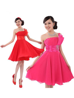 kudapy ชุดราตรีสั้นไหล่เฉียง สีชมพูบานเย็น จับจีบเก๋ๆที่หน้าอก คาดเอวผ้าซาตินแต่งเลื่อมหรู