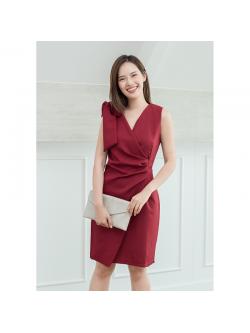 kudapy เดรสสั้นสีแดง ช่วงไหล่แต่งโบว์ใหญ่ที่ไหล่ จับเดรปที่เอว1 ด้าน ประโปรงป้ายด้านหน้า ตัวนี้เป็นป้ายหลอกๆ