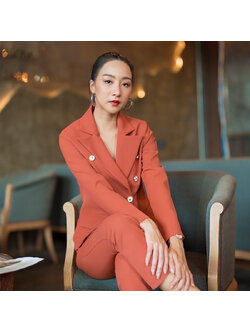 kudapy เสื้อสูท+กางเกง สีส้มอิฐ setsuit เสื้อมีซับในทั้งตัว แต่งกระดุมด้วยหน้าสีขาวทอง 6 เม็ด กระเป๋าจริง มาพร้อมกางเกงขายาว 9 ส่วน