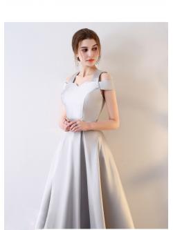 ชุดราตรียาวเว้าไหล่ งานผ้าเงาสวยหรูมาก (เงิน)